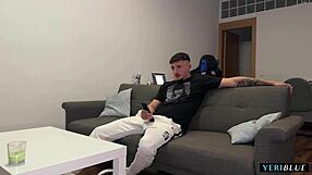 LE INVITA A SU CASA A VER UNA PELI Y SE LE FOLLA MUY DURO