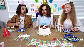 Panna 18+ cíti, ako jej pička pulzuje pre otcov koks