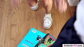 Adolescente brune de 18+ lèche le cul puis ciseaux avec tutrice lesbienne