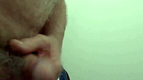 रस्टीएएस1 मई 20 को पब्लिक टॉयलेट में मस्तरबेट करता है