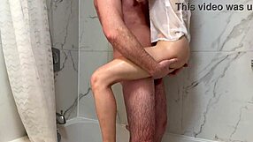 Skutečné amatérské video s hubenou dívkou v koupelně a ložnici