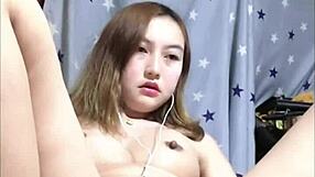 Любительница японская девушка мастурбирует и кончает сквиртом возбужденная