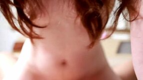 Pieni rintainen vaimo saa aitoa hedelmöitys creampieta amatööri POV:ssa