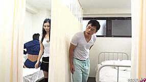 Малка японска тийн 18+ съблазнена в ролева игра в болница