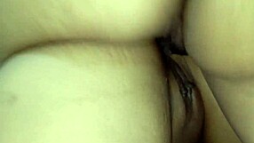 Mulher curte tesoura íntima com melhor amiga