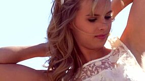 La hermosa Jillian Janson se hace correrse en la naturaleza