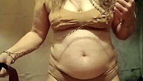 esclave f does self-session with punaises and coup de ceinture