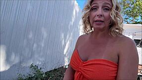 Belle-mère chaude fait une pipe à Alex Adams