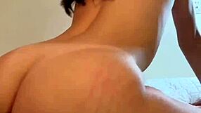 Sentindo a paixão com a namorada do amigo de gorro cinza