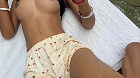 Красивая бритвая индийская деревенская девушка трахает бойфренда на ранчо на улице