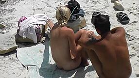 Voyeur schlanke Blondine wichst ihren Freund hart am Strand