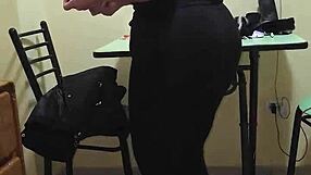 Temizlikçi kadın kiraladım ve orospu şeffaf leğgins ve tanga ile geliyor