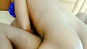 Δίνει παθιασμένο σεξ με κουλόκια και μικρή μέση!