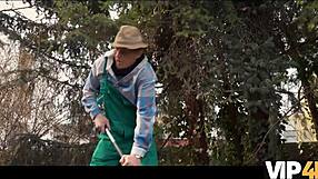 Den frække gartner fanger bruden til at onanere i haven