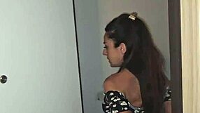 Ζευγάρι καυτή καλοκαιρινή νύχτα με πιπίλισμα και ξυρισμένη πούτσα γαμήσι