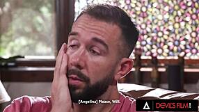 Sıcak 18yo lezbiyen Angelina Moon amına boşalma için cowgirl biniyor