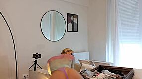 Hot Skinny Blonde Twerks Big Ass