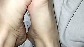 Gretala Shows Off Her Natural Bare Feet Without Polish!