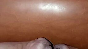 Gretala blottar stora naturliga tuttar och gravid mage i exhibitionistisk fetischscen