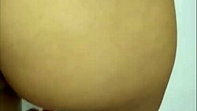 Moj tast me ujame, ko maham z ritjo v sobi in mi potisne kurca v mokro pičko