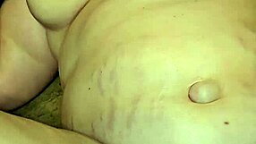 MILF caliente y gruesa disfruta follar pies con tetas grandes