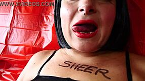 Pussy Pump Swells Shaved Lips