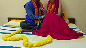 Eerste nacht van een nieuw getrouwde mooie desi meisje met verslaafde man, hij likt haar vieze kut en plaagt haar grote kont ruw