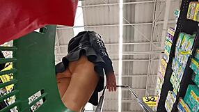 Cazador de culos milf mexicana en el supermercado