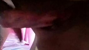 Pacar Latina kurus bokong kecil sentuh diri sendiri kostum seksi teman cantik