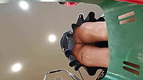 Cazador de culos milf mexicana en el supermercado