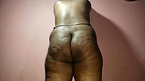 Страстный секс с подругой в джунглях на отдыхе