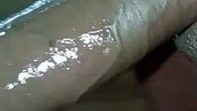 Kan denne desperate collegestudenten svelge sjefens massive kuk for leielettelse?