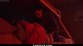 Üvey kız en iyi arkadaşının üvey babası tarafından sikilmesini izlerken amıyla oynuyor