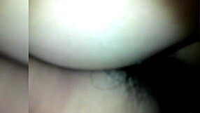 Brunett latinogirlfriend böjd över i sovrummet för hemmagjord analrövknull med gapande stön och cowgirl-ridning