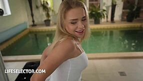 Kolme kuumaa persettä naidettavaksi - Lifeselector Alexa Flexy Zlata Shine Kat Squirt suihkutuskoosteessa