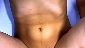 El infiel y la estudiante intercambiaron miradas furtivas en la sala de clases y terminaron besándose 😏