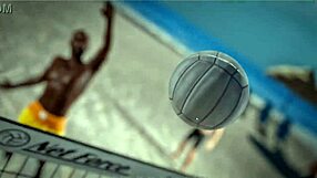 ビューティーとサグがビーチボールでトップレスプレイ