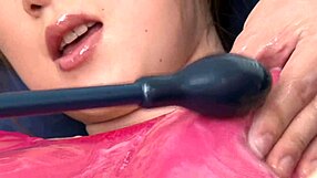 Mignonne Japonaise Plonge Dans Son Premier Massage Nuru Avec Gel Glissant Menant À L'Orgasme