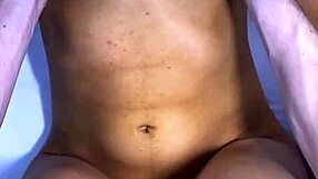 El infiel y la estudiante intercambiaron miradas furtivas en la sala de clases y terminaron besándose 😏