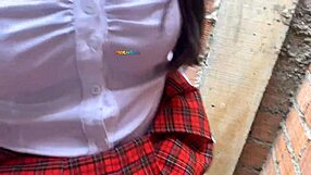 Cholita kolegiální 18+ šukána školním uklízečem na nádvoří při prvním domácím castingu