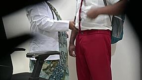 רופאה בודקת בריאות סטודנטיות בשיחה קלילה אינטימית