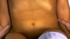 El infiel y la estudiante intercambiaron miradas furtivas en la sala de clases y terminaron besándose 😏