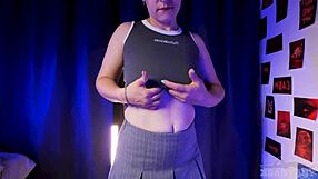 واوه، ابنتي الزوجية أثارتني بصدرها الطبيعي الكبير وشفاهها حتى أتيت في فمها!