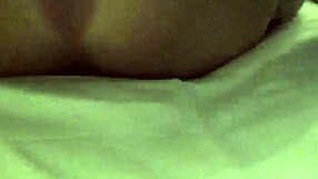 Mi eccita da morire i desideri della mia hotwife in calze che abbraccia quel cazzo nero enorme