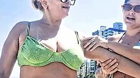 สาวใหญ่ผมบลอนด์แอฟริกันกับลาตินาโชว์นมรูดหีริมหาดสาธารณะ