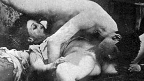 Pornostalgia mostra la panettiera in stile vintage retrò con figa pelosa e vibrazioni antiche di fica.