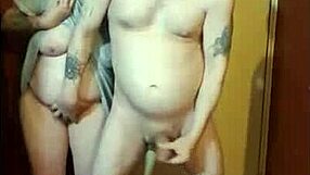 in een thuisopname laat de gast zijn vriendin kelly hem naakt vernederen op cam terwijl hij geblinddoekt is tot hij een grote cumshot schiet