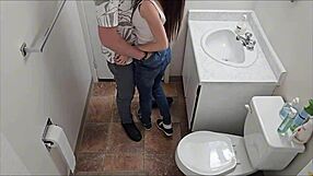 Študentka se skloni v šolskem stranišču za jebanje v pasjem stilu s sladko rjavolasko najstnico 18+ v kavbojkah