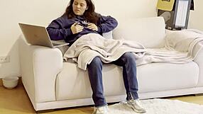 Amatör sarışın itaatkar, arkadaşımın karısı mastürbasyon yaparken izlerken yoğun heyecan hissediyor!