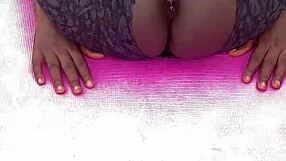 Mi Sento Così Eccitata Durante Il Mio Allenamento Mattutino Mentre La Milf Ebony Allarga La Sua Fica Rasata e Mostra I Piedi Carini